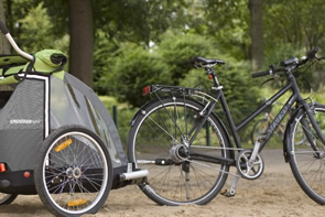 Dossier : Avec une remorque pour vélo, vous transportez vos enfants en toute sécurité, et en plus ils s'amusent !